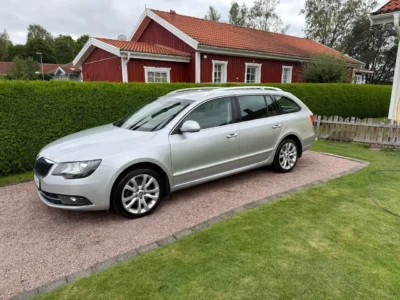 Skoda Superb Kombi 2.0 TDI DSG Sekventiell – Begagnade bilar Västerås